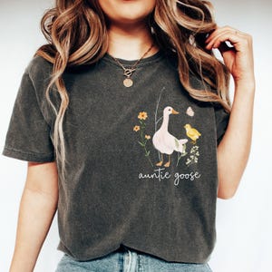 Comfort Colors® Auntie Goose Shirt, Silly Goose Aunt Shirt, Baby Announcement for Aunt, New Aunt Gift, Pregnancy Reveal, Floral Aunt Gift
