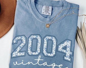 Maglietta Comfort Colors® Coquette 2004, regalo per il 21° compleanno, maglietta per il 21° compleanno da donna, fiocco in tela blu per il 21° compleanno, maglietta per il 21° compleanno