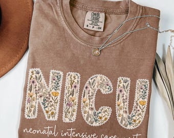 Camiseta de enfermera de la UCIN Comfort Colors®, camiseta de enfermera para recién nacidos, camiseta de enfermera, regalo de la UCIN, enfermería, camiseta de enfermera de la unidad de cuidados intensivos neonatales con flores verdes