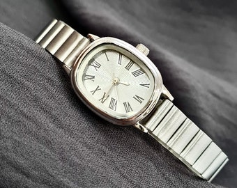 Damen Armbanduhr, Silberfarben Uhr, Zifferblatt mit römischen Ziffern, Uhr in modernem Design, einfach verstellbares Armband, weiß, Geschenk für Sie, Muttertag