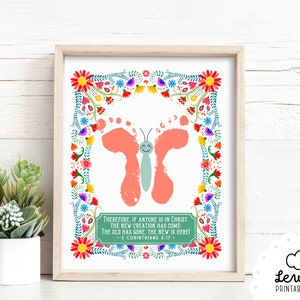 DRUCKBARE christliche Frühlings-Schmetterlings-Fußabdruck-Bastelkunst | DIY Made New in Christ Card | Bibel-Schrift-Baby-Andenken-Geschenk für Mama-Oma