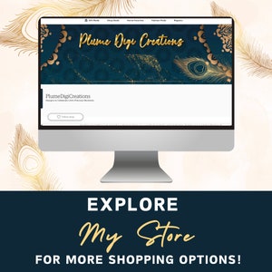 K&ouml;nnte beinhalten: Ein Computerbildschirm zeigt die Website von Plume Digi Creations, einem Online-Shop, der Designs verkauft, um die kostbaren Momente des Lebens zu feiern. Die Website ist mit einem Pfauenfeder-Design verziert und der Text "Explore My Store for More Shopping Options!" wird unter dem Computer angezeigt.