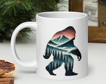 Tazza in ceramica con silhouette di Bigfoot e scena di montagna - 3 misure disponibili, amante di Bigfoot, tazza da caffè Yeti, idea regalo Sasquatch, tazza Cryptid