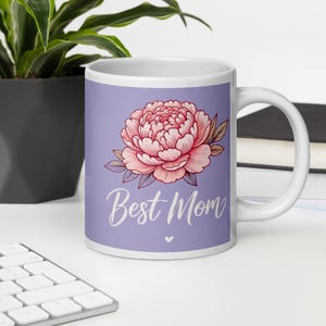 Best Mom Peony Flower Mug – Elegant Floral Coffee Cup, Mother&#39;s Day Gift for Mom, Pink Peony Design on Purple Background, Flower Mug