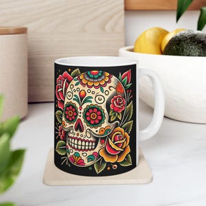 Tazza in ceramica con teschio di zucchero con tatuaggio classico americano - Tazza da caffè unica, tazza da tè, arte del giorno dei morti, regalo per gli amanti dei teschi, tazza da ufficio