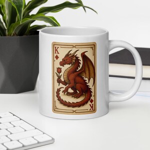 Caneca Rei Dragão – Xícara de Café com Cartas de Baralho de Fantasia, Dragão Vermelho com Rosa, Presente Medieval para Jogadores, Caneca com Arte de Dragão D&D para Amantes de Fantasia