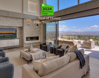 Può includere: Un soggiorno moderno con una palette di colori neutri. Include un camino, ampie finestre e comode sedute. L'immagine include il testo "Best of Houzz Design Four Years in a Row".