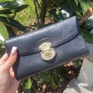 Louis Vuitton Monogramm Muster Mahina Leder Amelia Schwarz Brieftasche Gold Hardware 100% authentisch