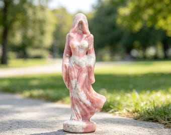 Natuurlijke roze opaal kristallen beeldje van een spookgodin met kap