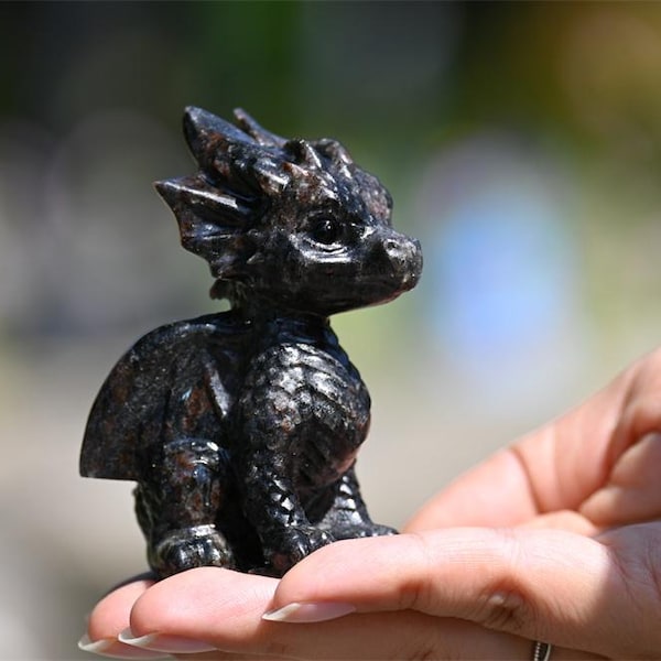 Dragón de astrofilita natural tallado a mano, artesanía para decoración del hogar.