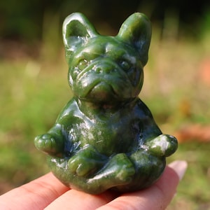 Könnte beinhalten: Grüne Jade-Steinskulptur eines französischen Bulldoggen, der in meditativer Yoga-Pose sitzt.