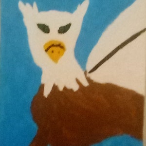 Könnte beinhalten: Ein Gemälde einer weißen und braunen Fabelwesen mit einem Schnabel und Flügeln vor blauem Hintergrund.
