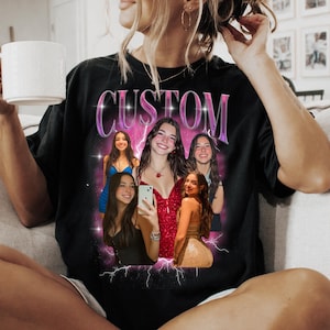 Może przedstawiać: Czarny t-shirt z niestandardowym wzorem z napisem "CUSTOM" w fioletowej czcionce retro. Projekt zawiera wiele zdjęć uśmiechniętych osób z różowo-białym tłem błyskawic.