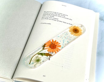 Segnalibri con fiori veri e possibilità di personalizzazione; segnalibro con margherita;