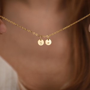 Collar de disco de oro personalizado pequeño, collar con dije grabado, collar con inicial delicada, collar de disco con dije de inicial pequeña, regalo de cumpleaños para ella