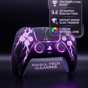 Peut inclure: Manette de jeu noire et violette avec un motif d'éclair. Comprend des LED internes 7 couleurs, deux boutons arrière mappés et des gâchettes à clic de souris instantané. Le texte "SMALL TECH GAMING" est visible.