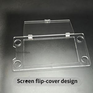 Può includere: Una custodia rettangolare in acrilico trasparente con design a coperchio ribaltabile incernierato. La base presenta quattro ritagli circolari agli angoli e un'apertura rettangolare centrale. Il testo Arisamakes e Screen flip-cover design è visibile.