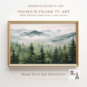 Puede incluir: Una impresión artística enmarcada que presenta un paisaje de bosque y montañas brumosas. La obra de arte está en tonos verdes y grises, con altos árboles de hoja perenne en primer plano. El marco es dorado. El texto en la parte superior dice "PREMIUM FRAME TV ART".