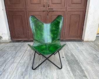Chaise papillon en cuir vert surpiqué