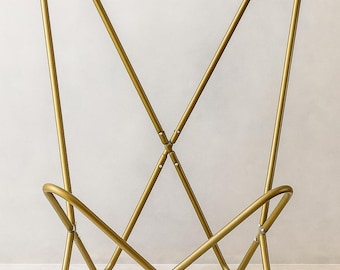 Chaise papillon en fer doré | Base robuste Mid-Century