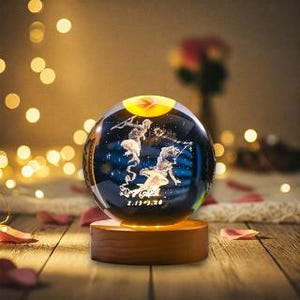 Pisces 3D Kristallkugel Lampe, Sternzeichen LED-Nachtlicht mit Holzsockel, Pisces Star Map Lampe, Pisces Sternzeichen Lampe, Astrologie-Liebhaber Geschenk