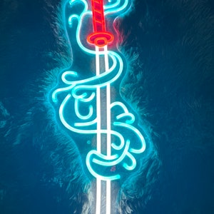 K&ouml;nnte beinhalten: Ein Neon-Schild, das ein Schwert mit rotem Griff und blauen, wirbelnden Designs darstellt.