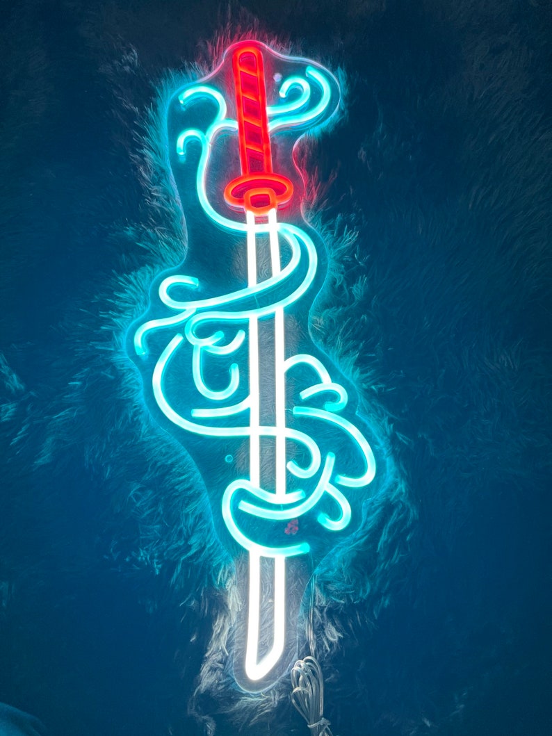 K&ouml;nnte beinhalten: Ein Neon-Schild, das ein Schwert mit rotem Griff und blauen, wirbelnden Designs darstellt.