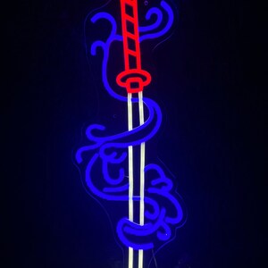 K&ouml;nnte beinhalten: Ein Neon-Schild mit einem roten Katana-Schwert mit einem blauen, wirbelnden Design drumherum.