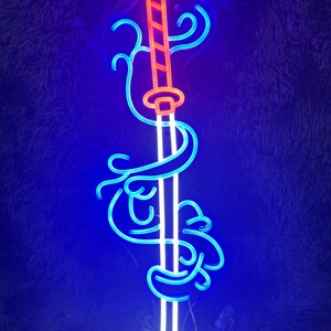 K&ouml;nnte beinhalten: Ein Neon-Schild, das ein wei&szlig;es Schwert mit einem rot-orangenen Griff zeigt, das in blaue Neon-Wirbel gewickelt ist.