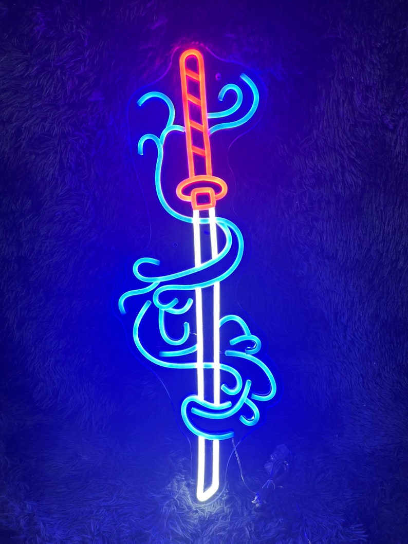 K&ouml;nnte beinhalten: Ein Neon-Schild, das ein wei&szlig;es Schwert mit einem rot-orangenen Griff zeigt, das in blaue Neon-Wirbel gewickelt ist.