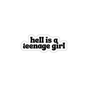 Pode incluir: Um autocolante branco com a frase "hell is a teenage girl" em preto. A fonte é arredondada e divertida, com um coração a substituir o ponto sobre o "i".