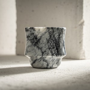 Handgefertigter Schwarzer Marmor Becher | Handgefertigtes Marmor Trinkglas | Schwarze Geschenkbox inklusive Geschenk für Mutter