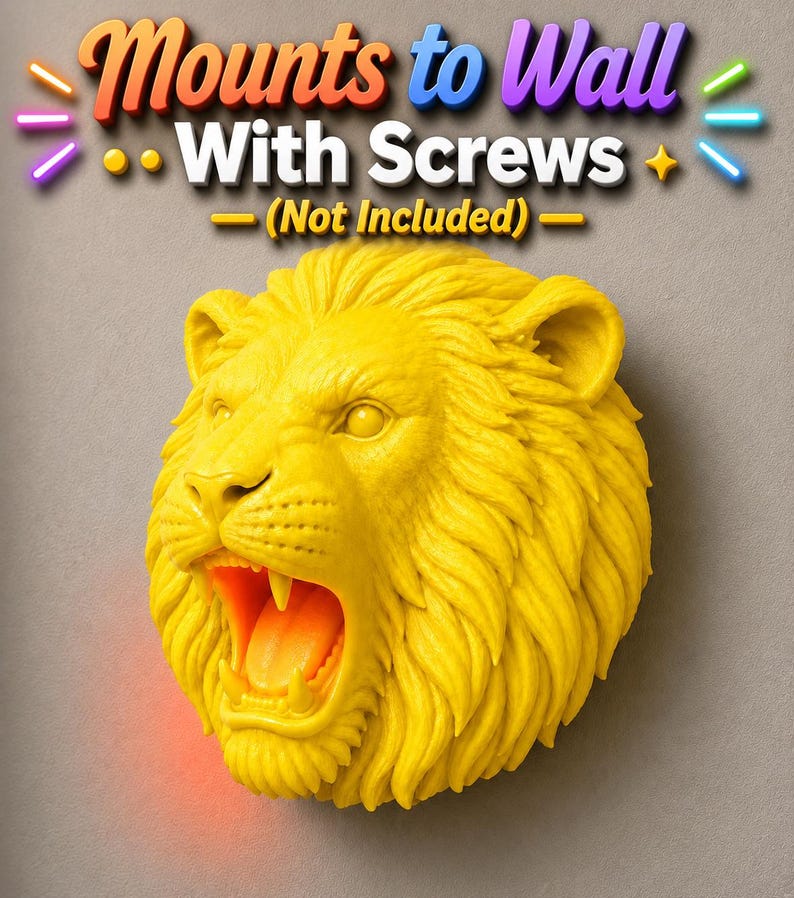 Puede incluir: Una cabeza de le&oacute;n amarilla para montar en la pared con la boca abierta, revelando un interior naranja. El texto "Mounts to Wall With Screws (Not Included)" se muestra encima de la cabeza del le&oacute;n.