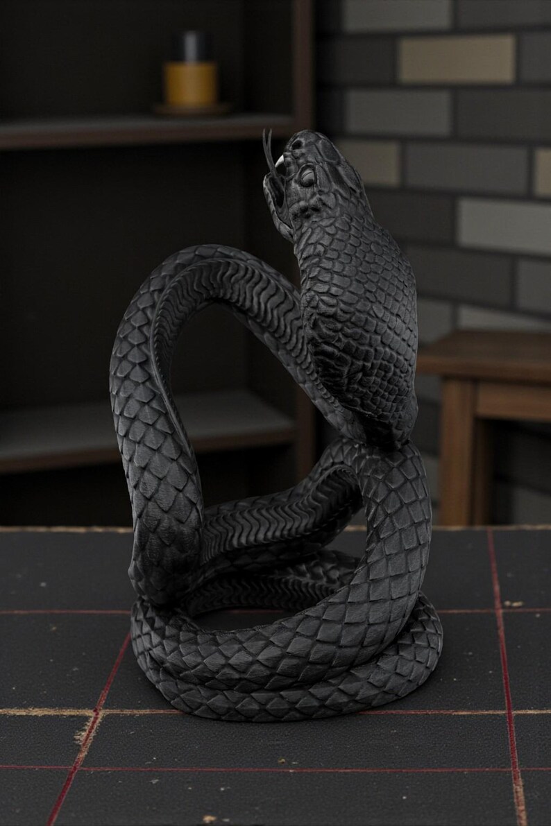 Puede incluir: Una escultura negra detallada de una serpiente en una pose enrollada. Las escamas de la serpiente est&aacute;n intrincadamente talladas y su lengua est&aacute; extendida. La escultura est&aacute; sobre un fondo oscuro, resaltando su forma y textura. La obra es una pieza decorativa.