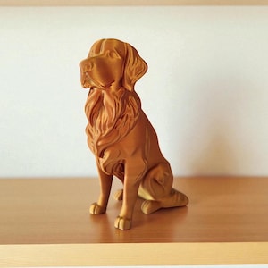 Op de afbeelding: Een bruin hondenbeeld in zittende houding met gedetailleerde gravures. De sculptuur staat op een houten plank. De vacht en gezichtskenmerken van de hond zijn duidelijk zichtbaar. Een decoratief object.