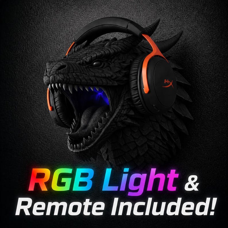 Puede incluir: Una escultura de cabeza de drag&oacute;n negro con auriculares con detalles en naranja. La boca del drag&oacute;n est&aacute; abierta, revelando luz azul. El texto "RGB Light & Remote Included!" se muestra en letras coloridas.