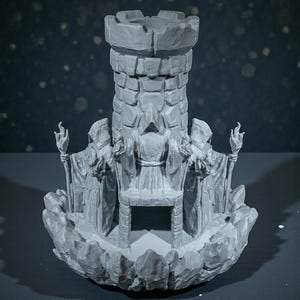 K&ouml;nnte beinhalten: Ein grauer, 3D-gedruckter Fantasy-Burgturm mit gezackter Spitze, umgeben von gewandeten Figuren, die Fackeln halten. Der Sockel hat eine felsige Textur, und der Turm besteht aus steinartigen Bl&ouml;cken. Das Design deutet auf ein mittelalterliches oder Fantasy-Thema hin.