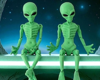 Flexi Alien Figurine: Whimsical Desk Toy, Sci-Fi Decor