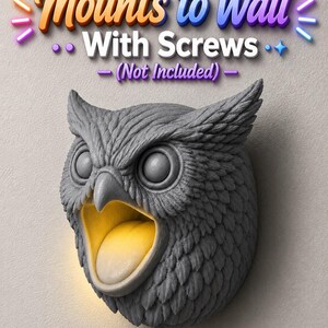 Może przedstawiać: Szara, ścienna figurka w kształcie sowy z otwartą paszczą i ż&oacute;łtym wnętrzem. Tekst "Mounts to Wall With Screws (Not Included)" jest wyświetlany nad sową. Sowa ma szczeg&oacute;łowe tekstury pi&oacute;r.