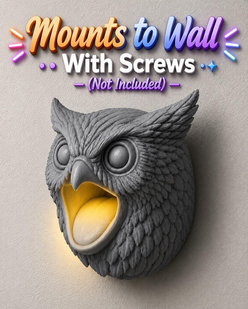Może przedstawiać: Szara, ścienna figurka w kształcie sowy z otwartą paszczą i ż&oacute;łtym wnętrzem. Tekst "Mounts to Wall With Screws (Not Included)" jest wyświetlany nad sową. Sowa ma szczeg&oacute;łowe tekstury pi&oacute;r.