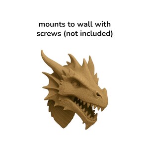 Puede incluir: Una escultura de cabeza de drag&oacute;n de color marr&oacute;n con dientes afilados, cuernos y piel texturizada. El texto "mounts to wall with screws (not included)" est&aacute; encima de la escultura. La cabeza de drag&oacute;n es un art&iacute;culo decorativo.