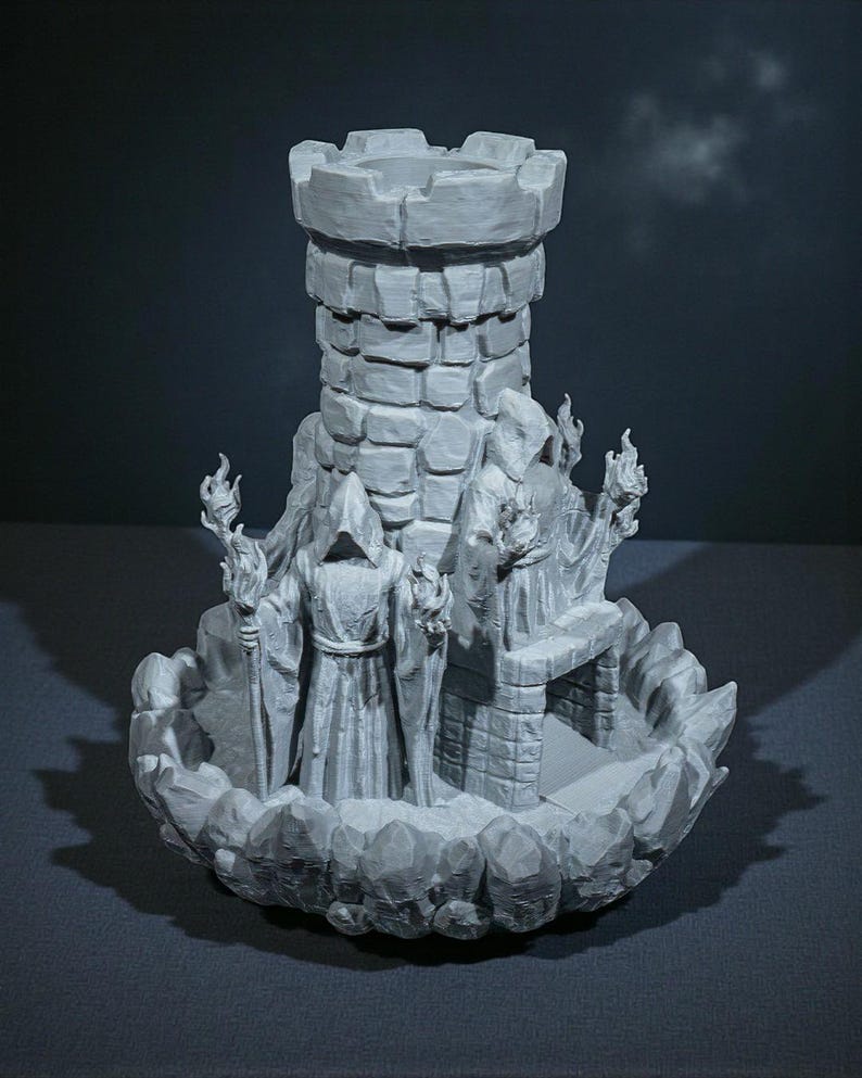 K&ouml;nnte beinhalten: Ein grauer Fantasy-Duftbrenner mit einem Burgturm, zwei vermummten Figuren mit Fackeln und einem felsigen Sockel. Der Turm hat eine zinnenbewehrte Spitze und besteht aus einem steinartigen Material. Die Figuren scheinen Zauberer zu sein.