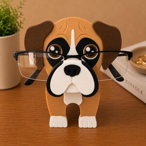Peut inclure: Support de lunettes en forme de bouledogue fran&ccedil;ais, marron et blanc, avec des lunettes &agrave; monture noire. Le chien a de grands yeux noirs et des oreilles marron. Les lunettes sont pos&eacute;es sur le nez.