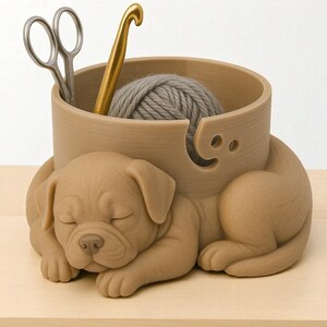 Puede incluir: Un cuenco de hilo de color beige con forma de cachorro durmiente, con un recipiente cil&iacute;ndrico para el hilo. Dentro del recipiente hay una madeja de hilo gris, un ganchillo dorado y unas tijeras plateadas. El cuenco est&aacute; dise&ntilde;ado para los entusiastas del punto y del ganchillo.
