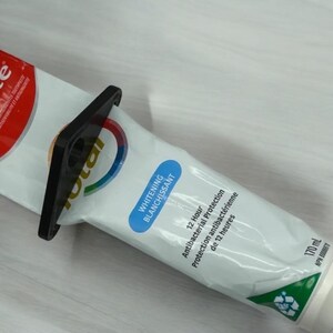 Triangle Toothpaste Tube Squeezer: Simple Design image 2