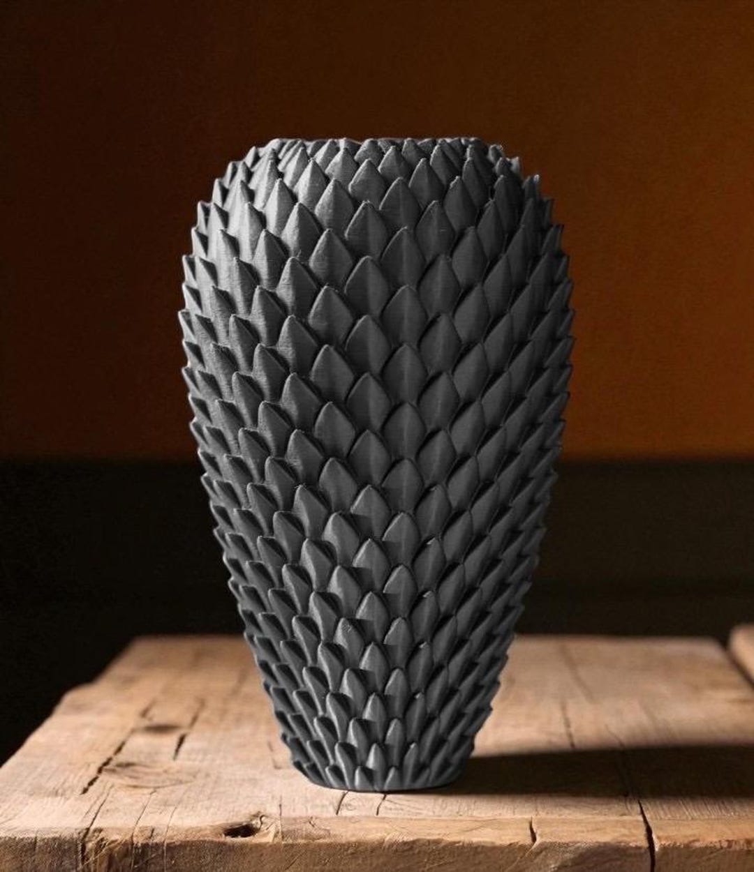 ドラゴン彫刻の黒色金属花瓶 Amazon.co.jp: 彫刻的なドラゴン