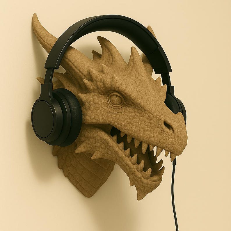 Puede incluir: Soporte de pared con cabeza de drag&oacute;n de color beige con auriculares negros. El drag&oacute;n tiene escamas, cuernos y dientes afilados detallados. Los auriculares son de tipo circumaural con cable negro.