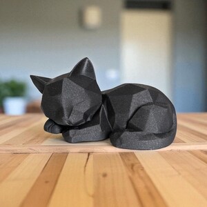 Låg poly kattstaty: Modern geometrisk kattdekor bild 4