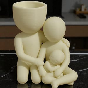 Puede incluir: Figura familiar de color crema. La escultura representa una figura paterna con una cabeza grande y una peque&ntilde;a abertura para maceta, abrazando a otro padre y a un ni&ntilde;o peque&ntilde;o. Las figuras se toman de la mano y se abrazan.