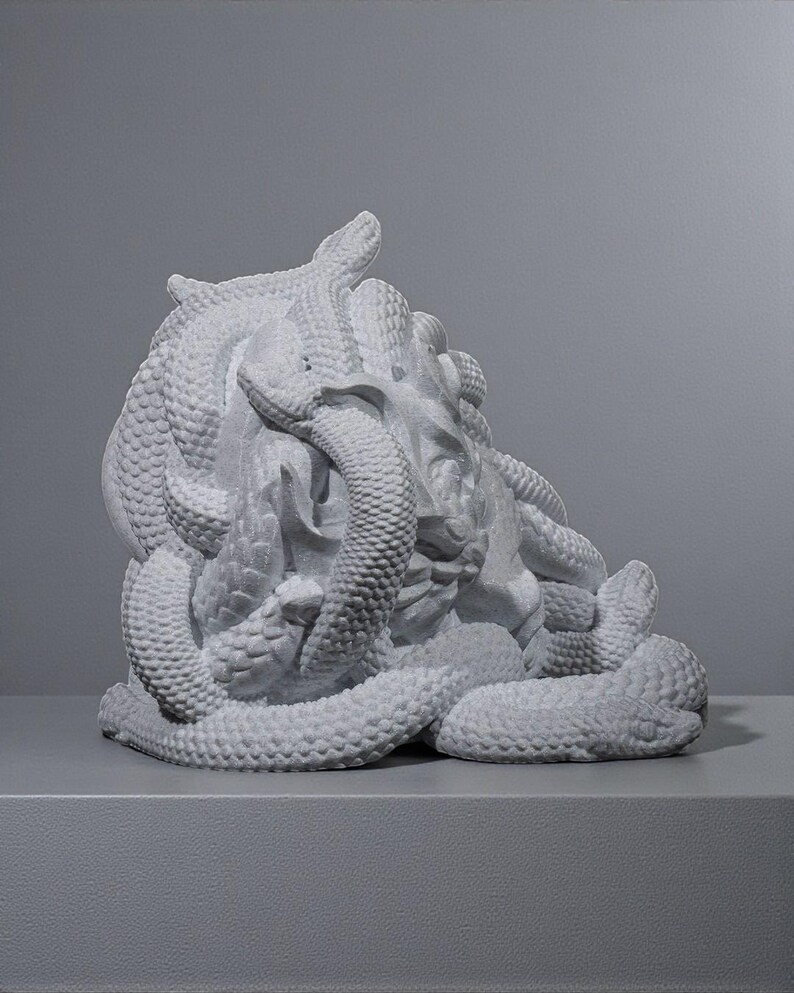 Peut inclure: Une sculpture blanche repr&eacute;sentant des serpents entrelac&eacute;s. Les serpents s'enroulent autour d'une forme centrale, avec des &eacute;cailles et des textures d&eacute;taill&eacute;es. La sculpture est pos&eacute;e sur un fond gris, soulignant le design complexe.
